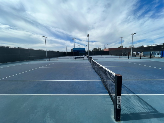 Photo+of+CdM+tennis+courts.+%0APhoto+courtesy+of+Zoe+Teets.