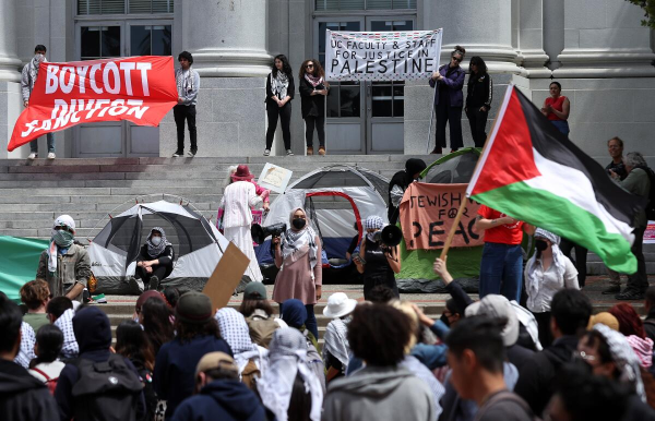 Pro-Palestinian protesters set up a tent encampment during a demonstration in front of Sproul Hall at UC Berkeley.
Photo courtesy of Justin Sullivan on latimes.com